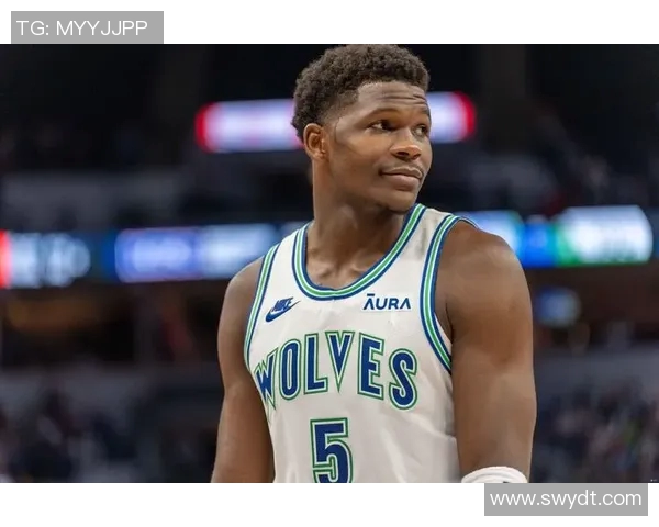 状态可以!爱德华兹半场11中5砍下14分1板1断1帽 状态可以!爱德华兹半场11中5砍下14分1板1断1帽