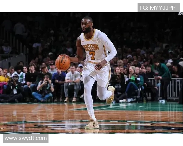 萨尔萨舞起了作用？杰伦·布朗的舞伴维多利亚·莫奈也在现场观赛